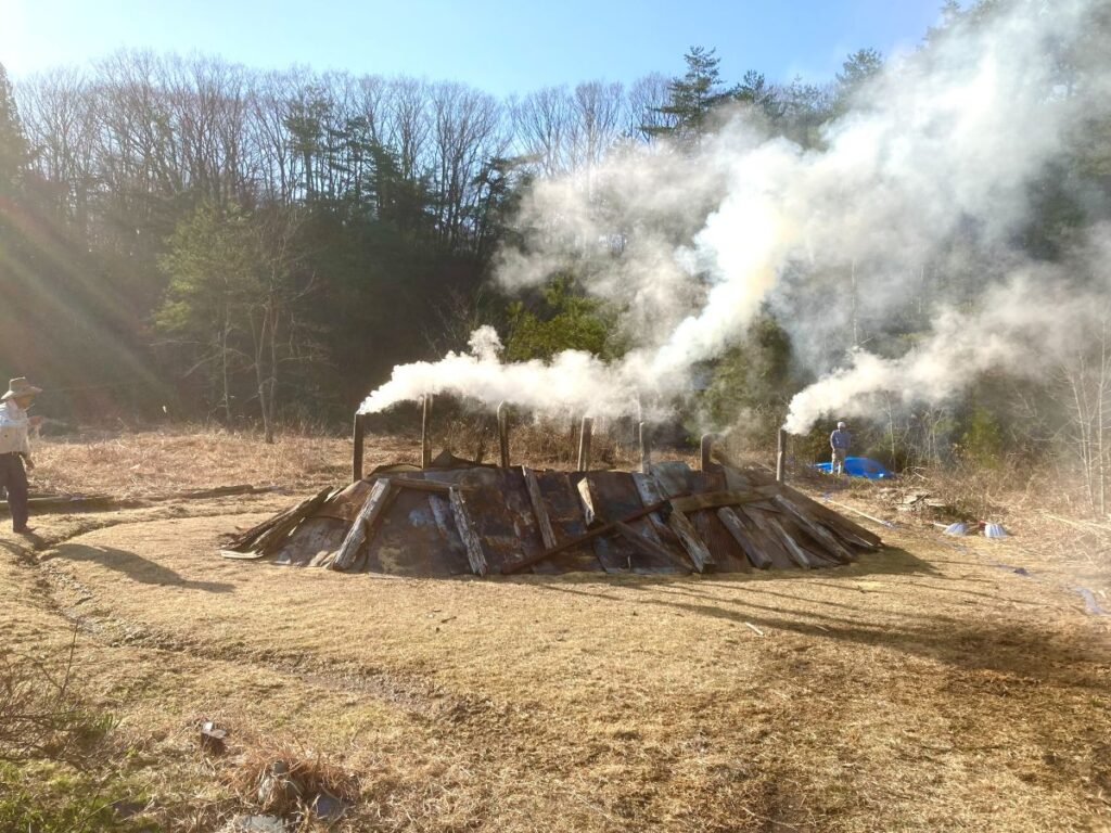 籾殻を焼いて苗作り用の燻炭を作っている様子
